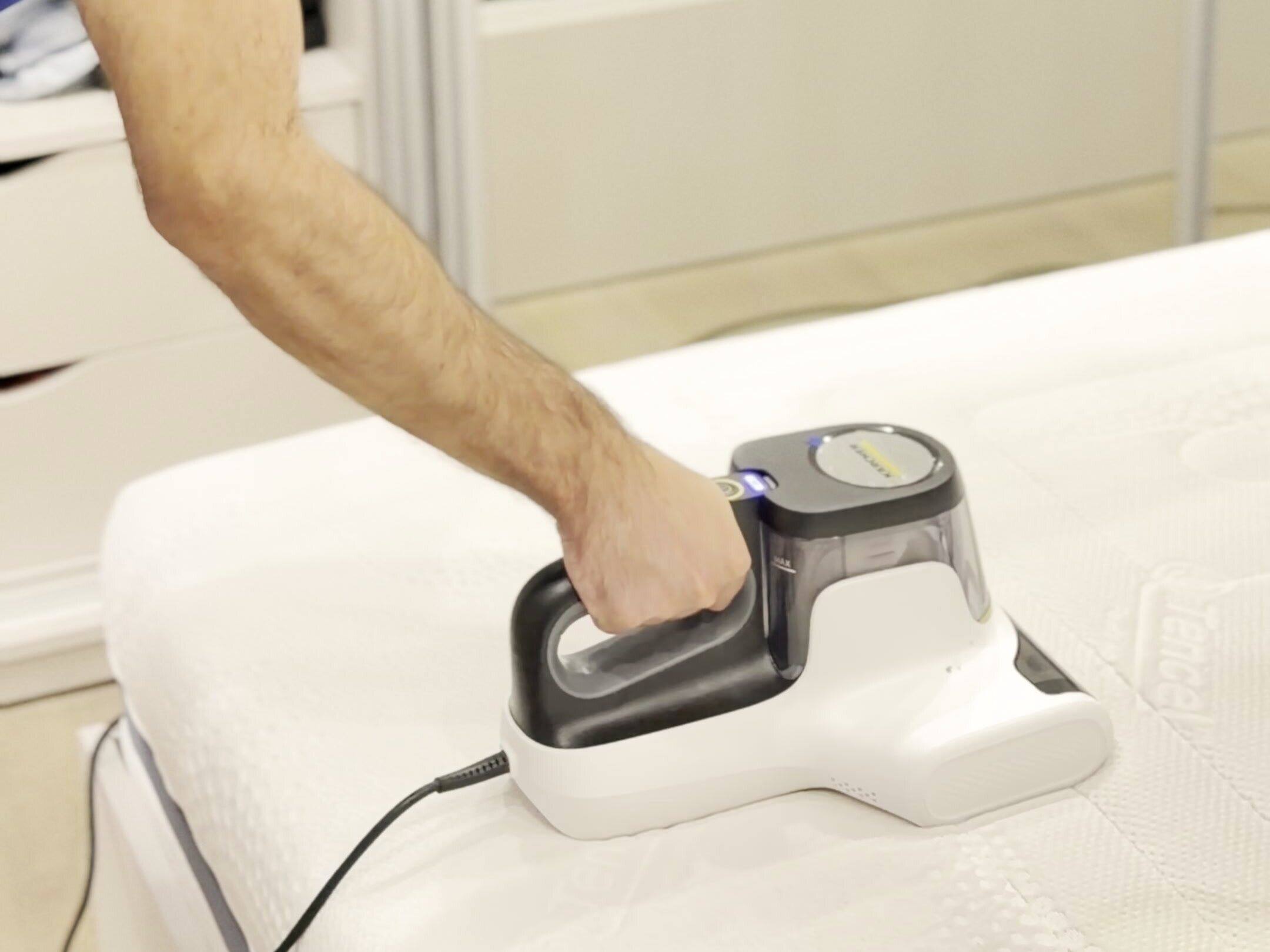 Removing dust and mites from a mattress with a special vacuum